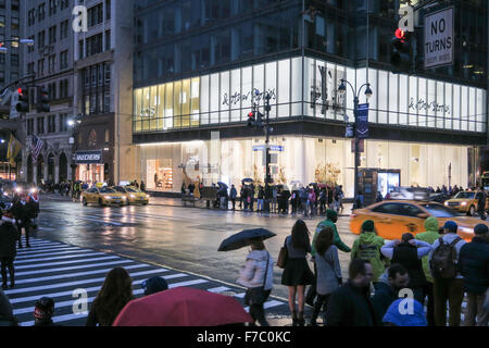 42nd Street und Fifth Avenue, Dämmerung, NYC Stockfoto