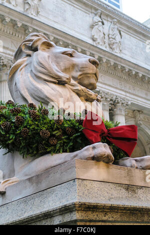 Löwenstatue mit Kranz während der Ferien, New York Public Library, Hauptast, NYC Stockfoto