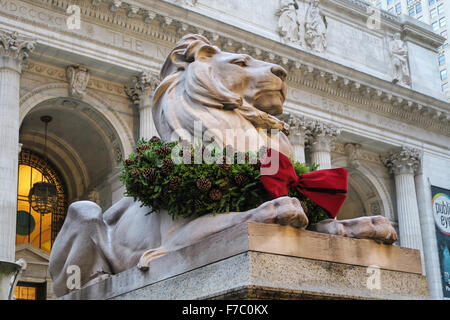 Löwenstatue mit Kranz während der Ferien, New York Public Library, Hauptast, NYC Stockfoto