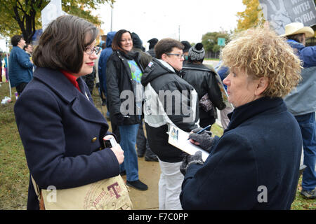 Irving, Texas, USA. 28. November 2015. Staatliche Vertreter Kandidat Dorthea Ocker spricht ein Demonstrant vor einer Moschee in Irving, TX. Bildnachweis: Brian Humek/Alamy Live-Nachrichten Stockfoto