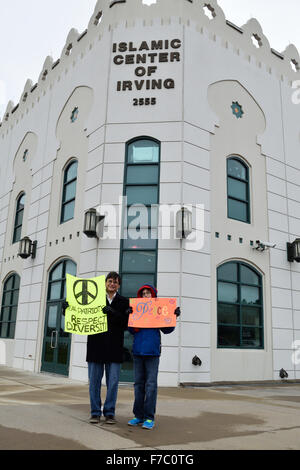 Irving, Texas, USA. 28. November 2015. Demonstranten solidarisch mit den Muslimen außerhalb der islamischen Zentrum von Irving in Dallas Vorort. Bildnachweis: Brian Humek/Alamy Live-Nachrichten Stockfoto