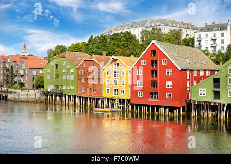 Bunte historische Pfahlbauten in Trondheim, Norwegen Stockfoto