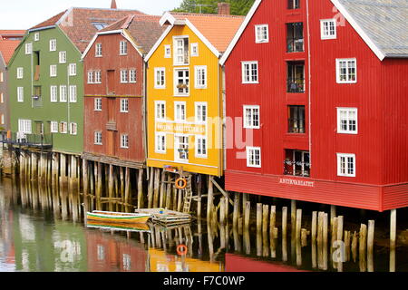 Bunte historische Pfahlbauten in Trondheim, Norwegen Stockfoto
