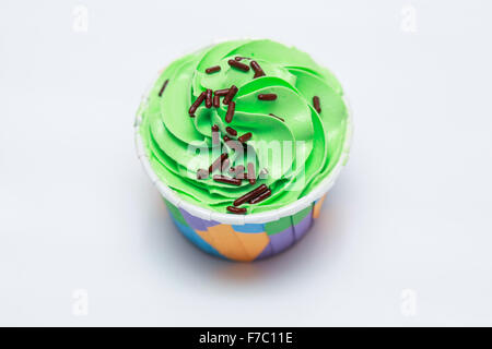Cupcakes mit bunter Glasur auf einem weißen Hintergrund Stockfoto