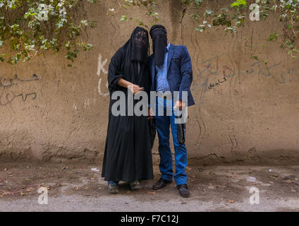 Iranische schiitischer Muslim paar Trauer Imam Hussein am Tag des Tasua mit ihren Gesichtern bedeckt durch einen Schleier, Lorestan Provinz Chorramabad, Iran Stockfoto