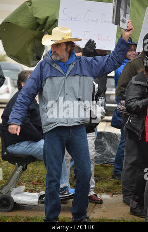 Irving, Texas, USA. 28. November 2015. Demonstrant Cowboy Hut hält Schild an einer Friedenskundgebung außerhalb der islamischen Zentrum von Irving. Bildnachweis: Brian Humek/Alamy Live-Nachrichten Stockfoto