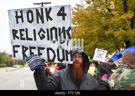 Irving, Texas, USA. 28. November 2015. Demonstrant vor einer lokalen Moschee mit Religionsfreiheit Schild. Bildnachweis: Brian Humek/Alamy Live-Nachrichten Stockfoto