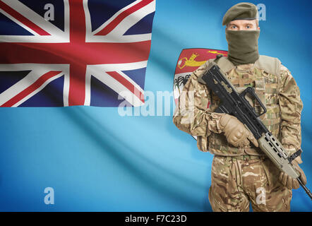 Soldat mit Maschinengewehr mit Nationalflagge auf Hintergrund - Fidschi Stockfoto