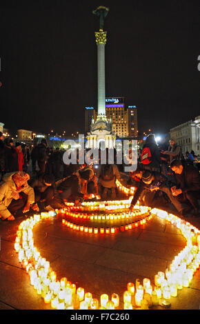 Kiew, Ukraine. 28. November 2015. Ukrainer Kerzen während einer Gedenkfeier auf dem Unabhängigkeitsplatz in Kiew, Ukraine, 28. November 2015. Ukrainer Kerzen, einen Tag der Erinnerung für die Opfer des Holodomor 1932-1933 zu markieren. Der Holodomor war einer von Menschen verursachten Hungersnot provoziert durch sowjetischen Diktator Josef Stalin. Das Ergebnis war der Tod um mehr als 5 Millionen Ukrainer. © Serg Glovny/ZUMA Draht/Alamy Live-Nachrichten Stockfoto