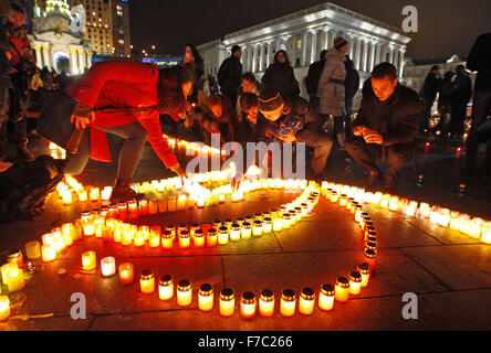 Kiew, Ukraine. 28. November 2015. Ukrainer Kerzen während einer Gedenkfeier auf dem Unabhängigkeitsplatz in Kiew, Ukraine, 28. November 2015. Ukrainer Kerzen, einen Tag der Erinnerung für die Opfer des Holodomor 1932-1933 zu markieren. Der Holodomor war einer von Menschen verursachten Hungersnot provoziert durch sowjetischen Diktator Josef Stalin. Das Ergebnis war der Tod um mehr als 5 Millionen Ukrainer. © Serg Glovny/ZUMA Draht/Alamy Live-Nachrichten Stockfoto