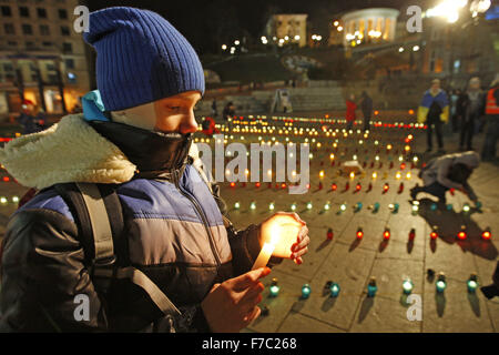 Kiew, Ukraine. 28. November 2015. Ukrainer Kerzen während einer Gedenkfeier auf dem Unabhängigkeitsplatz in Kiew, Ukraine, 28. November 2015. Ukrainer Kerzen, einen Tag der Erinnerung für die Opfer des Holodomor 1932-1933 zu markieren. Der Holodomor war einer von Menschen verursachten Hungersnot provoziert durch sowjetischen Diktator Josef Stalin. Das Ergebnis war der Tod um mehr als 5 Millionen Ukrainer. © Serg Glovny/ZUMA Draht/Alamy Live-Nachrichten Stockfoto