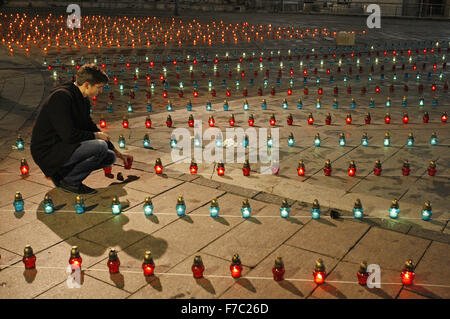 Kiew, Ukraine. 28. November 2015. Ukrainer Kerzen während einer Gedenkfeier auf dem Unabhängigkeitsplatz in Kiew, Ukraine, 28. November 2015. Ukrainer Kerzen, einen Tag der Erinnerung für die Opfer des Holodomor 1932-1933 zu markieren. Der Holodomor war einer von Menschen verursachten Hungersnot provoziert durch sowjetischen Diktator Josef Stalin. Das Ergebnis war der Tod um mehr als 5 Millionen Ukrainer. © Serg Glovny/ZUMA Draht/Alamy Live-Nachrichten Stockfoto