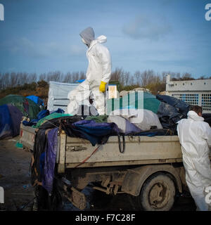 Calais, Frankreich. 28. November 2015. Französische Arbeiter in Schutzkleidung weißen Overalls gekleidet weiter am Standort Migranten in Calais, bekannt als der Dschungel der Aufräumvorgang, Arbeitnehmer entschied Zelte und Müll von der Website entfernt und neue Abfall-Sammelstellen gebaut. Bildnachweis: Duncan Penfold/Alamy Live-Nachrichten Stockfoto