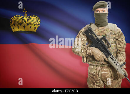 Soldat mit Maschinengewehr mit Nationalflagge auf Hintergrund - Liechtenstein Stockfoto