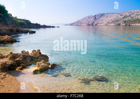 Die unberührte Küste und kristallklarem Wasser der Insel Rab, Kroatien. Stockfoto