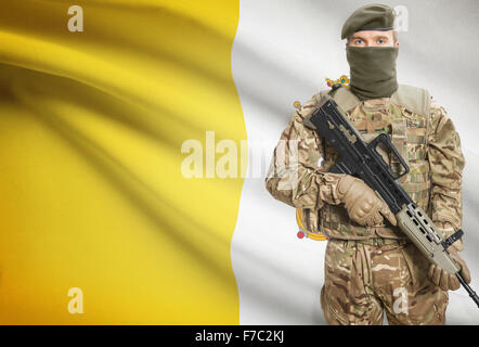 Soldat mit Maschinengewehr mit Nationalflagge auf Hintergrund - Staat Vatikanstadt Stockfoto