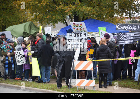 Irving, Texas, USA. 28. November 2015. Demonstranten solidarisch mit den Muslimen außerhalb der islamischen Zentrum von Irving in Dallas Vorort. Bildnachweis: Brian Humek/Alamy Live-Nachrichten Stockfoto