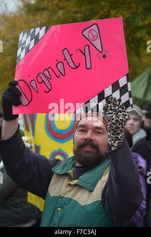 Irving, Texas, USA. 28. November 2015. Mann, der in der Kälte in Irving, TX Rallye für den Frieden vor einer lokalen Moschee. Bildnachweis: Brian Humek/Alamy Live-Nachrichten Stockfoto