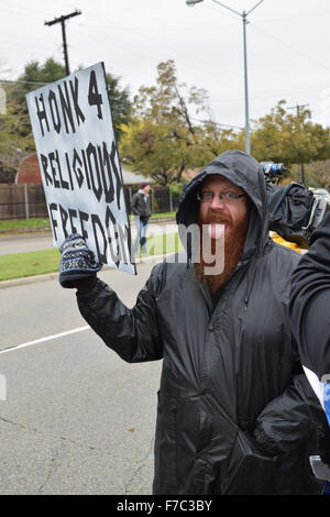 Irving, Texas, USA. 28. November 2015. Demonstrant vor einer lokalen Moschee mit Religionsfreiheit Schild. Bildnachweis: Brian Humek/Alamy Live-Nachrichten Stockfoto