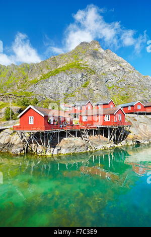 Traditionellen roten Holz Rorbu-Hütten auf Moskenesoya Island, Lofoten Inseln, Norwegen Stockfoto