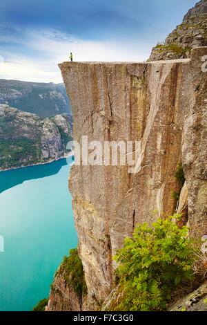Einzelne Tourist auf der Kanzel Felslandschaft, Preikestolen, Lysefjord, Norwegen Stockfoto