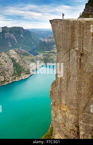 Landschaft mit einzelnen Touristen auf den Preikestolen, Preikestolen, Lysefjord, Norwegen Stockfoto