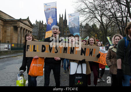 Edinburgh Studierende, die ein Schild mit "Vollständige Veräußerung jetzt!", singen Parolen an Schottlands Klima März und Kundgebung in Edinburgh 28. November 2015 Credit: ALIKI SAPOUNTZI / Aliki Bild Bibliothek/Alamy Live News Stockfoto