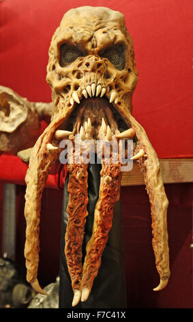 Kiew, Ukraine. 28. November 2015. Ein Monster Maske, während des Festivals des Schreckens "Necronomicon" in Kiew, Ukraine, 28. November 2015. Das Festival vereint Fans von Cosplay, Fantasie und mystischen Helden und Videospieler. © Serg Glovny/ZUMA Draht/Alamy Live-Nachrichten Stockfoto