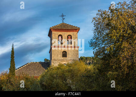 Turm der Kirche San Pedro und San Pablo in Granada Spanien an den Ufern des Flusses Darro in der Nähe der Alhambra-Palast. Stockfoto