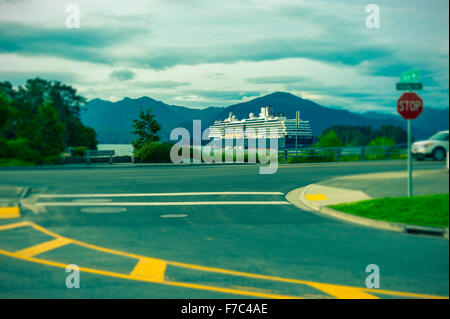 Ein Blick auf die Kreuzfahrt Schiff Westerdam verankert im östlichen Ärmelkanal in der Nähe von Sitka, Alaska USA Fotografie von Jeffrey Wickett, Northlig Stockfoto