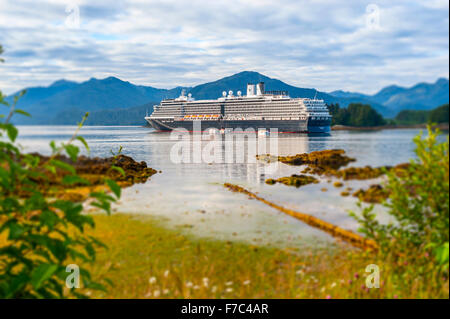 Ein Blick auf das Kreuzfahrtschiff Westerdam, das im östlichen Ärmelkanal bei Sitka, Alaska, USA, vor Anker liegt Stockfoto