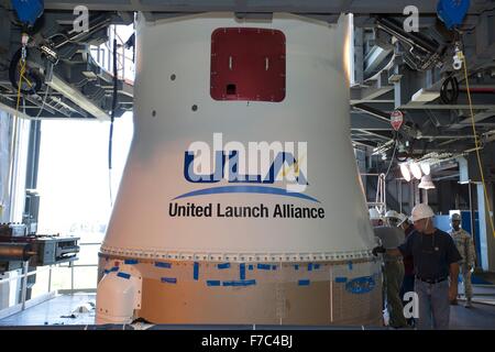 Eine United Launch Alliance Centaur-Stufe ist auf eine ULA Atlas V-Rakete auf Launch Complex 41 am Kennedy Space Center 12. November 2015 in Cape Canaveral, Florida montiert. Die Cygnus tragen 7.300 Pfund Experimente, Geräte und Materialien zur internationalen Raumstation ISS. Stockfoto