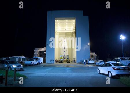 Ingenieure vorzubereiten, Orbital ATK verbesserte Cygnus Raumfahrzeug, im Inneren der Nutzlast Verkleidung eines United Launch Alliance Atlas v, von der Nutzlast gefährliche Wartung Anlage zu Space Launch Complex 41 am Kennedy Space Center 20. November 2015 in Cape Canaveral, Florida zu transportieren. Die Cygnus tragen 7.300 Pfund Experimente, Geräte und Materialien zur internationalen Raumstation ISS. Stockfoto