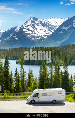 Wohnmobil auf dem Parkplatz, Norwegen Stockfoto