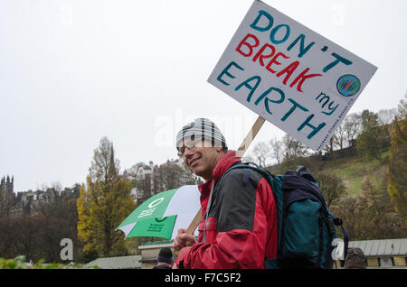 Demonstrant hält Plakat "Don't brechen meine Erde" in Schottlands Klima zu marschieren. Edinburgh 28. November 2015 Credit: ALIKI SAPOUNTZI / Aliki Bild Bibliothek/Alamy Live News Stockfoto