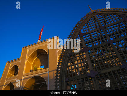 Eine hölzerne Nakhl vor der dreigeschossigen Hosseinieh, Yazd Provinz Yazd, Iran Stockfoto