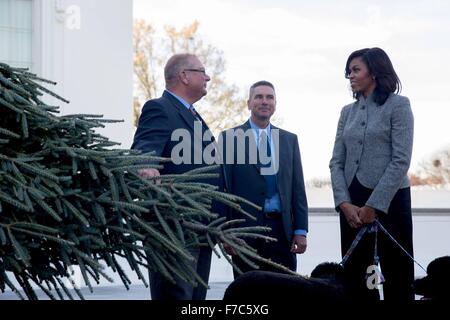 Washington, DC, USA. 28. November 2015. U.S. First Lady Michelle Obama akzeptiert Lieferung von der offiziellen weiße Haus Weihnachtsbaum am nördlichen Portikus von Züchtern Jay und Glenn Bustard 27. November 2015 in Washington, DC. 18,5-Fuß Fraser Fir wurde bei der Großtrappen Weihnachtsbäume in Lansdale, Pennsylvania angebaut. Stockfoto