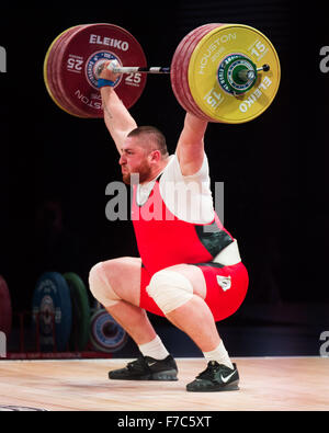 26. November 2015: Lasha Talakhadze von Georgien gewinnt die Silbermedaille im reißen in der Herren 105 + Klasse bei den Weltmeisterschaften der Weightlfting in Houston, Texas. Brent Clark/Alamy Live-Nachrichten Stockfoto