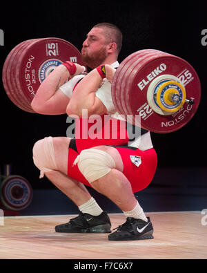 26. November 2015: Lasha Talakhadze von Georgien gewinnt die Bronzemedaille und stossen und ein Silber insgesamt in der Herren 105 + Klasse bei den Weltmeisterschaften der Weightlfting in Houston, Texas. Brent Clark/Alamy Live-Nachrichten Stockfoto