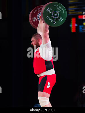 26. November 2015: Lasha Talakhadze von Georgien gewinnt die Bronzemedaille und stossen und ein Silber insgesamt in der Herren 105 + Klasse bei den Weltmeisterschaften der Weightlfting in Houston, Texas. Brent Clark/Alamy Live-Nachrichten Stockfoto