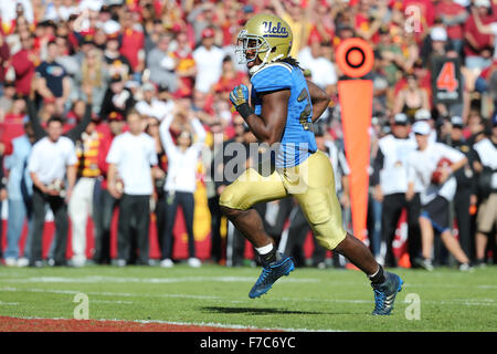 Los Angeles, Kalifornien, USA. 28. November 2015. 28. November 2015: UCLA Bruins Runningback Paul Perkins (24) läuft in die Endzone für einen Bruin Touchdown im Spiel zwischen den UCLA Bruins und die USC Trojans, das Kolosseum in Los Angeles, CA. Fotograf: Peter Joneleit für Zuma Wire Service © Peter Joneleit/ZUMA Draht/Alamy Live News Stockfoto