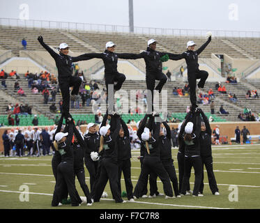 Denton, Texas, USA. 28. November 2015. 28. November 2015: North Texas bedeutet grün Cheerleader führen während der NCAA Football-Spiel zwischen UTEP Vs UNT Apogee-Stadion in Denton, Texas. © Jp Weber/ZUMA Draht/Alamy Live-Nachrichten Stockfoto