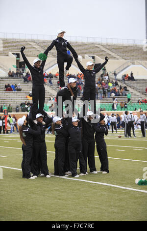 Denton, Texas, USA. 28. November 2015. 28. November 2015: North Texas bedeutet grün Cheerleader führen während der NCAA Football-Spiel zwischen UTEP Vs UNT Apogee-Stadion in Denton, Texas. © Jp Weber/ZUMA Draht/Alamy Live-Nachrichten Stockfoto