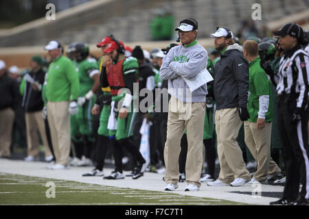 Denton, Texas, USA. 28. November 2015. 28. November 2015: North Texas bedeutet grün Cheftrainer Mike Canales während der NCAA Football-Spiel zwischen UTEP Vs UNT Apogee-Stadion in Denton, Texas. © Jp Weber/ZUMA Draht/Alamy Live-Nachrichten Stockfoto