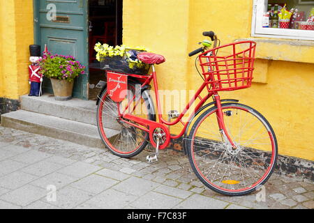 Das Fahrrad auf der Straße der Altstadt von Ribe, Dänemark Stockfoto