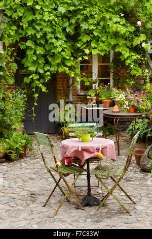 Einen Tisch für zwei Personen in einem Restaurant im Freien, Altstadt von Ribe, Dänemark Stockfoto