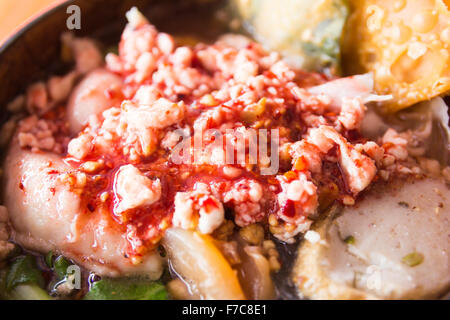 Rosa Meeresfrüchte und gehacktem Schweinefleisch Nudeln in Kokosnuss-Schale Stockfoto