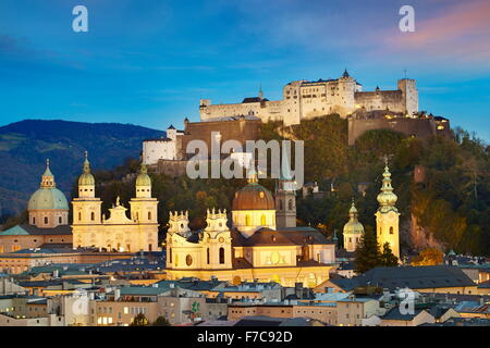 Luftaufnahme der Salzburger Altstadt, Schloss im Hintergrund, Österreich Stockfoto