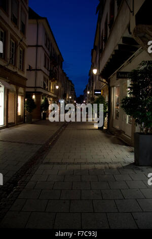 Gasse in der Nacht in Straßburg, Frankreich Stockfoto