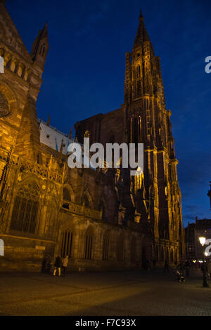 Die Kathedrale in Straßburg bei Nacht Stockfoto